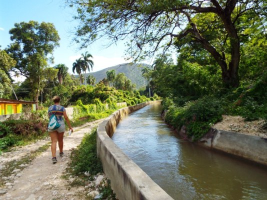 Spaziergang am Kanal Las Barias entlang