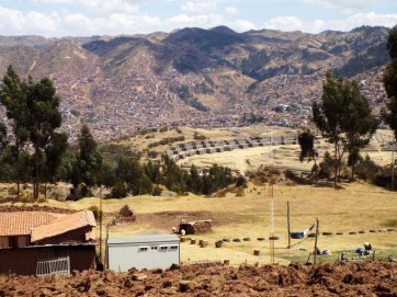 Stätte von Sacsaywamán mit Cuzco im Hintergrund